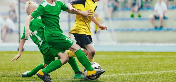 Kinder spielen Fußballturniere. Jungen rennen und kicken Fußball auf Rasensportplatz — Stockfoto