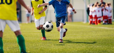 Ortaokul futbol turnuvası sırasında futbol oyunu oynayan çocuklar