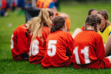 Spor futbol takımında kızlar açık havada. Spor çim alanında kadın beden eğitimi sınıfı. Kadın gençlik spor ekibi genç futbolcular