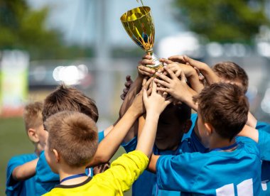 Mutlu spor futbol takım yükseltmek Trophy. Gençlik futbol turnuvası kazananlar