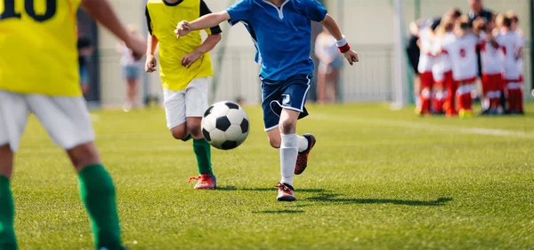Crianças jogando futebol durante o torneio de futebol da escola primária — Fotografia de Stock