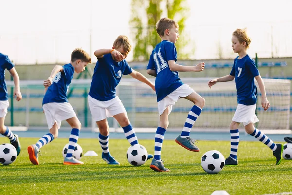 Treinamento de futebol - Aquecimento e brocas. Meninos — Fotografia de Stock