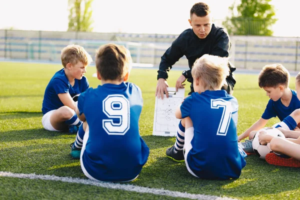 Voetbalcoach coaching kinderen. Voetbal voetbal trainingssessie voor jonge jongens — Stockfoto