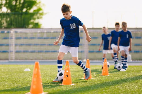 Ποδόσφαιρο τρυπάνια: το τρυπάνι σλάλομ. Νεανικές ασκήσεις εξάσκησης ποδοσφαίρου — Φωτογραφία Αρχείου