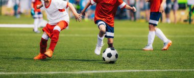 Futbol oyuncuları çalıştırıyor. Genç Oyuncular Arasında Futbol Düellosu