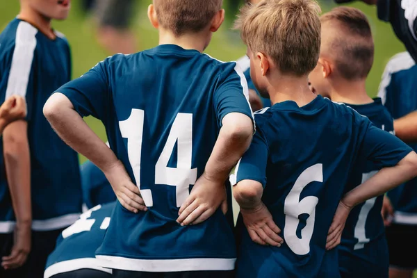 Niños en el equipo de fútbol. Chicos jóvenes de pie en un equipo con el entrenador — Foto de Stock
