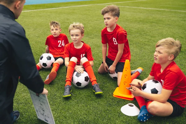 Trener piłkarski dzieci Coaching. Sesja treningowy piłki nożnej dla dzieci — Zdjęcie stockowe