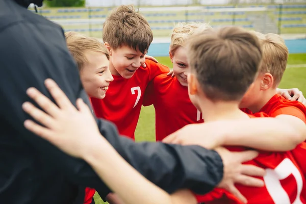 Szczęśliwe dzieci uprawianie sportu. Grupa szczęśliwych chłopców podejmowania sportu zbijają się — Zdjęcie stockowe