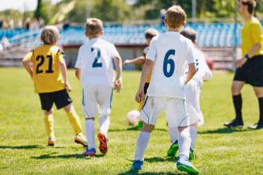 Karışık cinsiyetli bir futbol takımı futbol maçı oynuyor. Junior futbol turnuvası oyunu