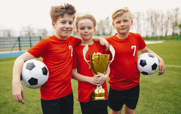 Happy Sports Soccer Team Players Holding Trophy (en inglés). Ganadores del Torneo de Fútbol Juvenil — Foto de Stock