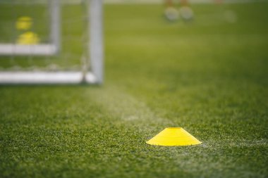 Eğitim arka plan ile yeşil suni çim futbol eğitim ekipmanları. Futbol eğitim ekipmanları: futbol gol, net ve konileri