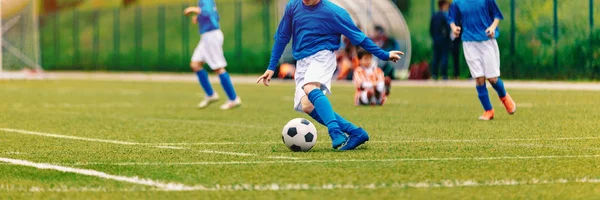 Barn spelar fotboll spel. Barn utomhus Junior ungdomsfotboll turnering match på gräs plan — Stockfoto