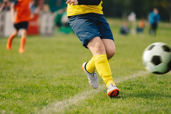 Shoot Football Player Outdoor Field Inglés Partido Fútbol Junior Juego —  Fotos de Stock