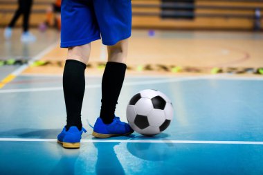 Ev İçi Eğitiminde Futsal Junior Player. Okul içinde Futbol Kış Sınıfı Futsal Court