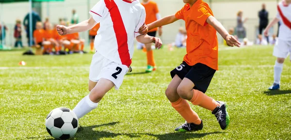 Duelo de Futebol no Nível Júnior. Competição de torneio de futebol escolar — Fotografia de Stock