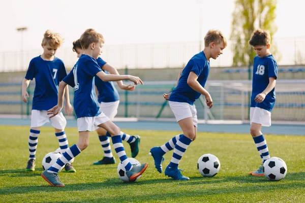 Мальчики Тренируются Футболе Школьном Поле Years Old Kids Football Training — стоковое фото