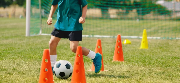 Campo Estivo Addestramento Esercitazioni Calcio Slalom Drill Esercitazioni Calcio Giovanile — Foto Stock