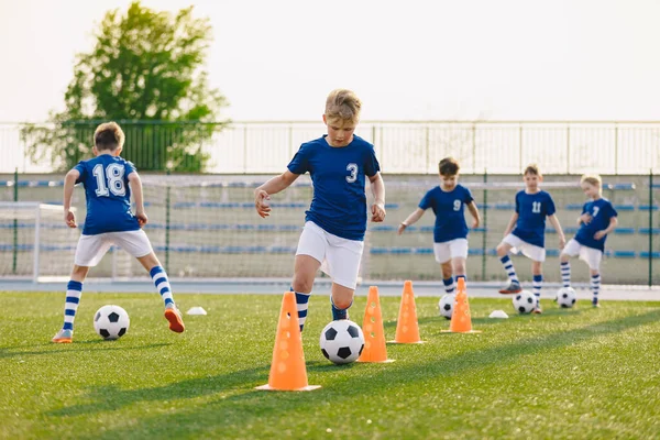 Treinamento Futebol Exercícios Aquecimento Slalom Meninos Praticando Futebol Europeu Campo — Fotografia de Stock