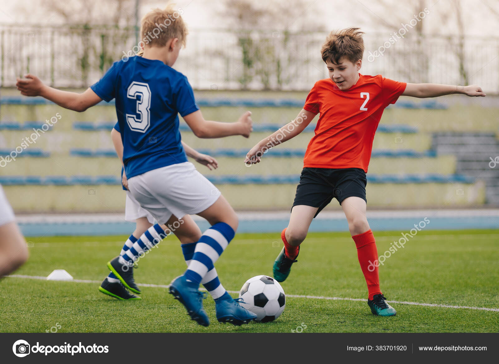 Crianças Jogam Jogo De Futebol. Crianças Em Duas Equipes Chutando Bola  Clássica De Futebol. Jovens Jogadores De Futebol Se Divertindo No Jogo De  Futebol De Verão Foto Royalty Free, Gravuras, Imagens e