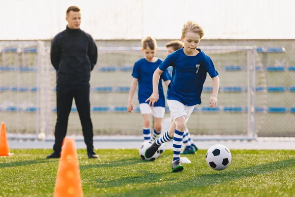 Aula Educação Física Esportiva Crianças Treinando Futebol Futebol Campo Escolas — Fotografia de Stock