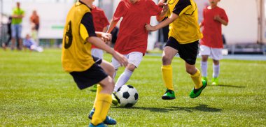Çocuklar Futbol Oyunu Oynar. Çim Sahada Çocuklar Açık Hava Futbol Turnuvası Maçı