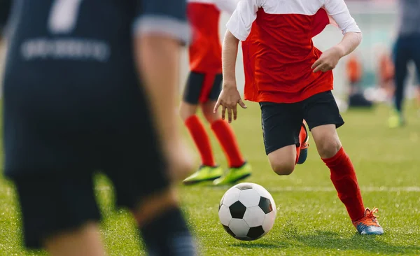 Jogador Futebol Dribbling Jovem Futebolista Run Ball Meninos Chutando Jogo — Fotografia de Stock