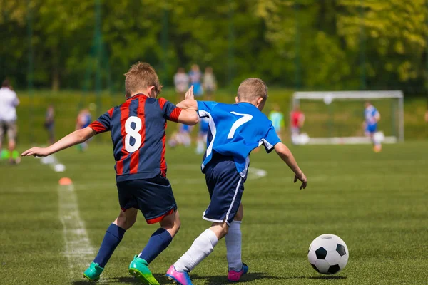 Zwei Jugendfußballer Liefern Sich Ein Duell Nach Dem Anderen Kinder — Stockfoto