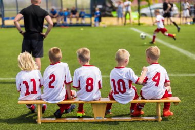 Çocuklar futbol takımı futbol maçı seyrediyor. Beyaz gömlekli çocuklar spor takımı. Çocuklar için Gençlik Futbol Okul Turnuvası. Futbolcu Jersey 'deki genç çocuklar. Futbol Tahta Sırası 