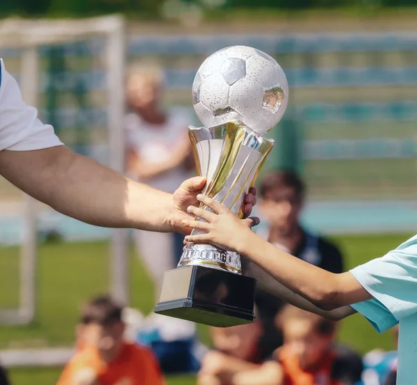 Передача Футбольного Трофея Молодой Игрок Награждает Трофеем Крупным Планом Ребенок — стоковое фото