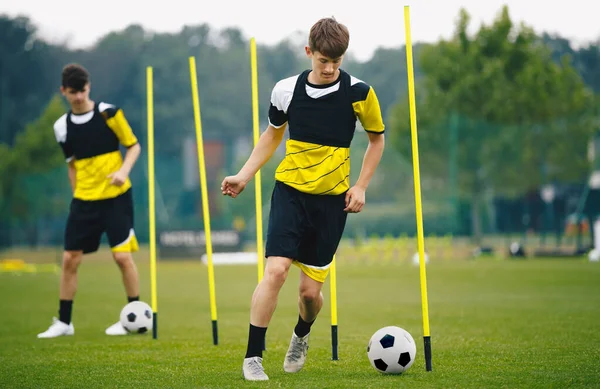 Educação Futebol Treinamento Com Pólos Agilidade Jovens Jogadores Futebol Exercício — Fotografia de Stock