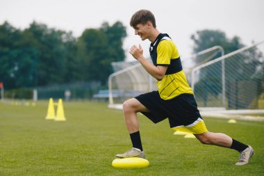 Dengeli Futbol Eğitimi Denge Yastığı. Spor Dengesi Eğitimi. Genç Futbolcu Yeteneklerini Geliştiriyor. Sahadaki Oyuncu Eğitimi. Çimen futbol sahası. Açık hava için Futbol Koçluğu Ekipmanı