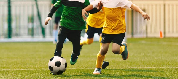 Küçükler Futbol Maçı Erkekler Çimen Spor Sahasında Futbol Maçı Tekmeliyor — Stok fotoğraf