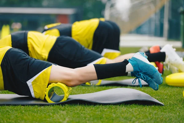 Espuma Rolar Grupo Jovens Jogadores Futebol Futebol Cleats Usando Rolo — Fotografia de Stock