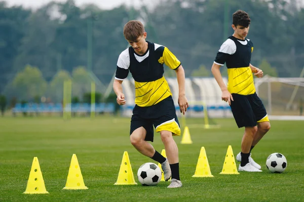 Αγόρια Στην Προπόνηση Ποδοσφαίρου Νέοι Παίκτες Τρίπλα Μπάλα Μεταξύ Των — Φωτογραφία Αρχείου
