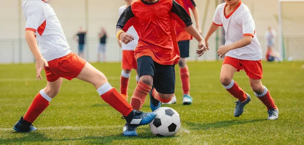 Niños Multiétnicos Jugando Fútbol Chicos Jóvenes Corriendo Tras Pelota Fútbol —  Fotos de Stock