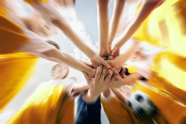 Niski Kąt Strzału Grupy Sportowej Tworzącej Zgrupowanie Rękami Drużyna Sportowa — Zdjęcie stockowe
