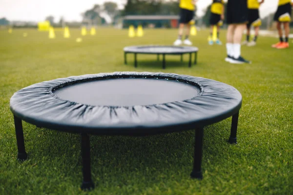 Trampolines Campo Fútbol Equipo Entrenamiento Campo Equipo Fútbol Segundo Plano — Foto de Stock