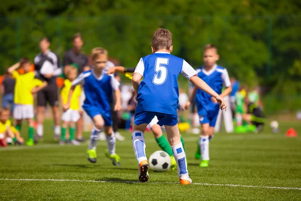 子供のためのサッカーゲーム トレーニングとサッカースクールのトーナメント サッカーをする少年団 — ストック写真