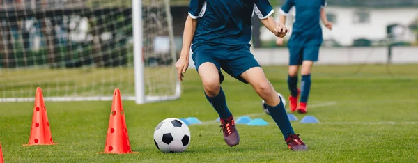 Gracze Ćwiczą Soccer Dribbling Skills Miejscu Szkolenia Ćwiczenia Piłkarskie Szkolnym — Zdjęcie stockowe