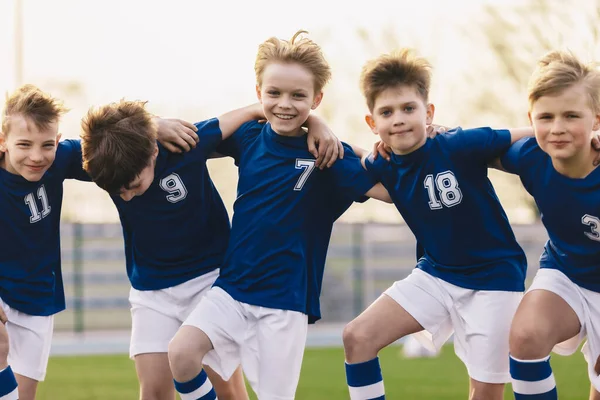 Piłkarze Dzieci Świętują Zwycięstwo Szkolnym Turnieju Sportowym Szczęśliwi Chłopcy Drużynie — Zdjęcie stockowe