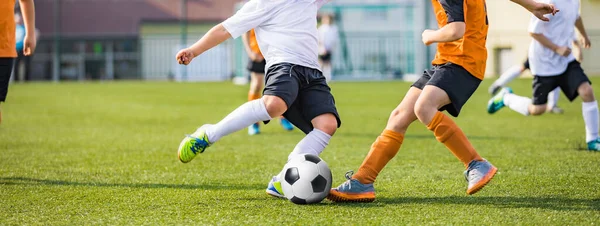 Fondo Fútbol Horizontal Jóvenes Jugadores Fútbol Pateando Pelota Campo Fútbol —  Fotos de Stock