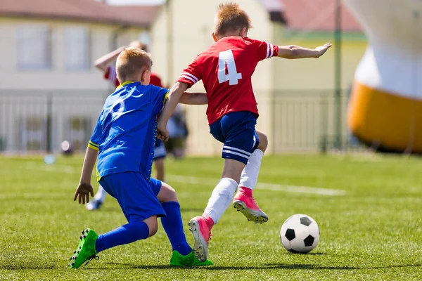 サッカーの試合をしている若い男の子 ユースサッカーチーム間のトレーニングとサッカーの試合 サッカーボールを蹴ったり走ったりする選手同士のジュニア競技 子供のためのサッカートーナメントの最終試合 — ストック写真