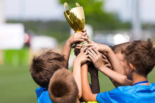 Спортивная Команда Празднует Успех Счастливые Мальчики Поднимают Золотую Чашку Праздник — стоковое фото