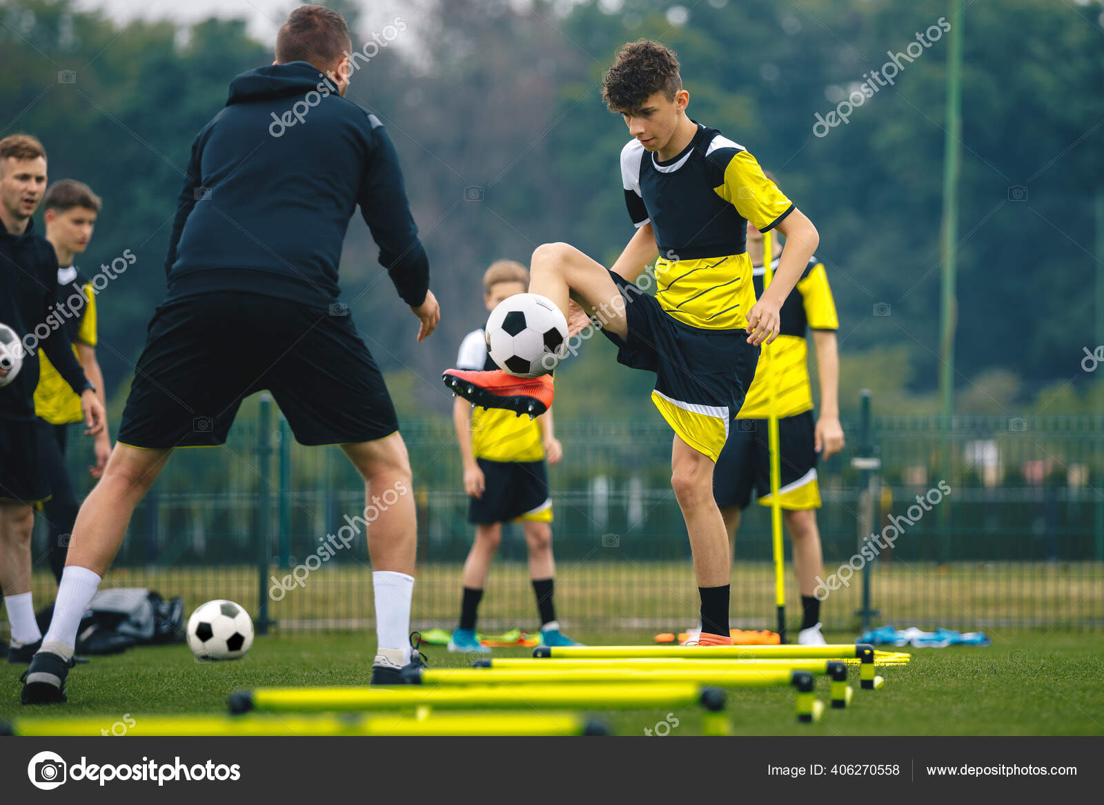 Dois jogadores de futebol fazendo exercícios de alongamento no campo.  treinamento de futebol em estádio ao ar livre, treino em equipe antes do  jogo
