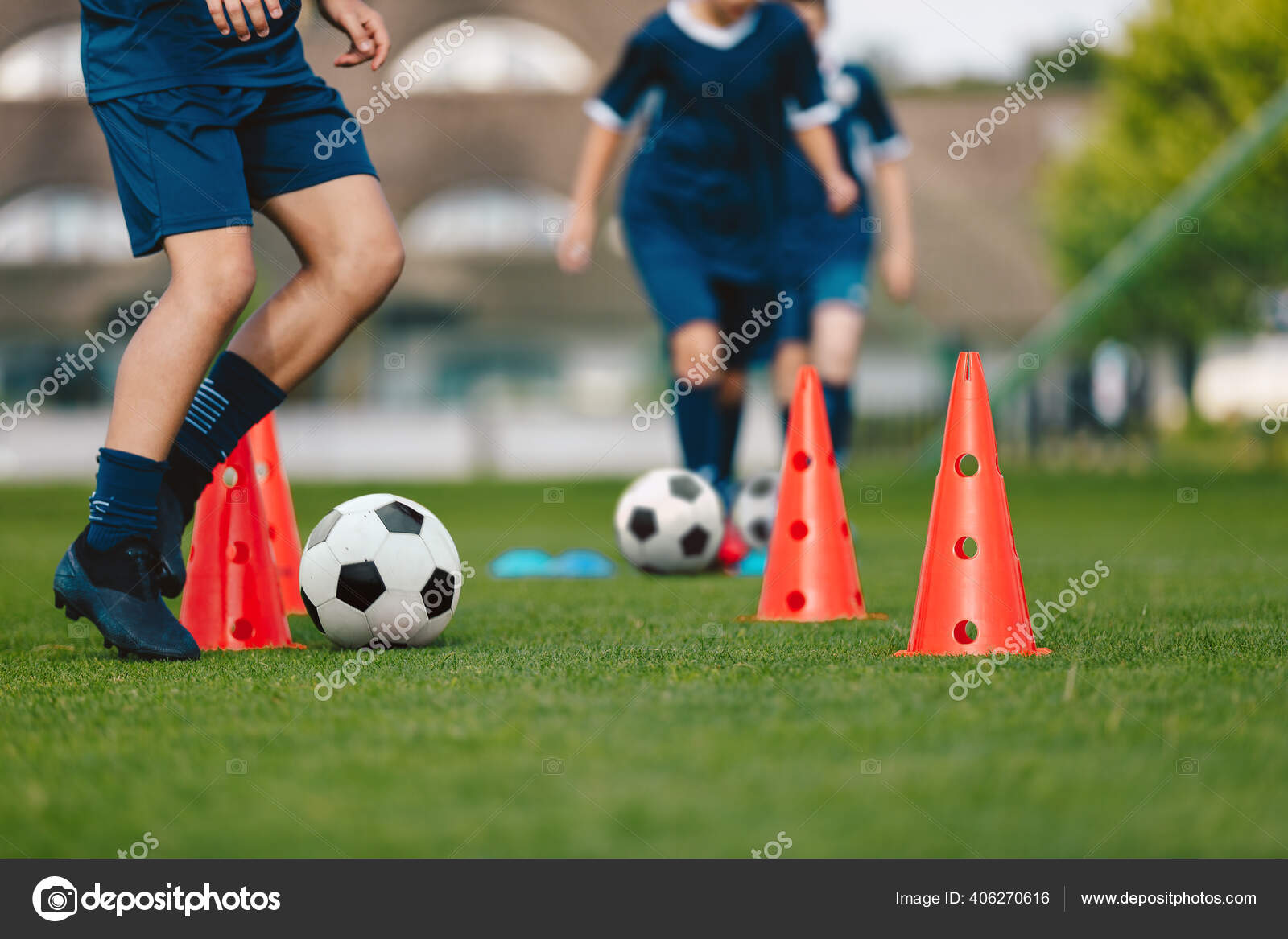 Entrenamiento Con Conos Sesión Entrenamiento Fútbol Para Niños Campamento  Fútbol: fotografía de stock © matimix #406270616