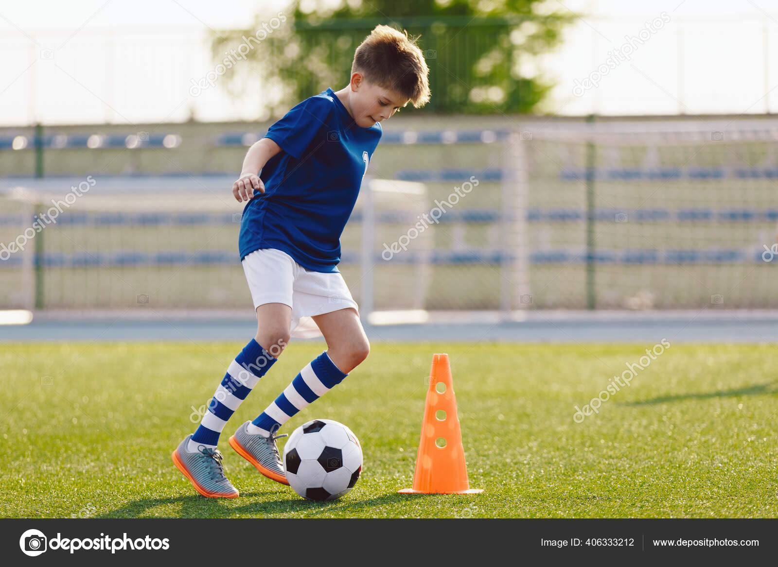 Jogo De Futebol. Crianças Jogando Futebol. Meninos Jovens Chutando Bola De  Futebol No Campo De Esportes. Crianças Jogando Jogo De Torneio De Futebol  No Campo. Juventude Jogo De Futebol Europeu Foto Royalty