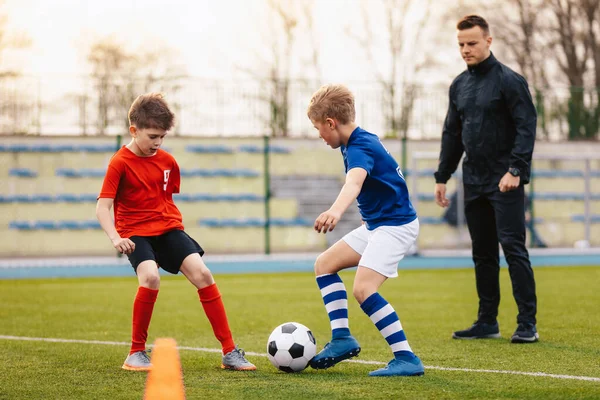 Młodzi Chłopcy Trenują Trenerem Junior Piłkarze Rywalizują Jednostce Szkoleniowej Młody — Zdjęcie stockowe