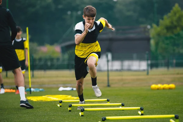 Piłkarz Biegnie Szybko Skacze Drabinie Nastolatki Obozie Treningowym Chłopcy Trenują — Zdjęcie stockowe