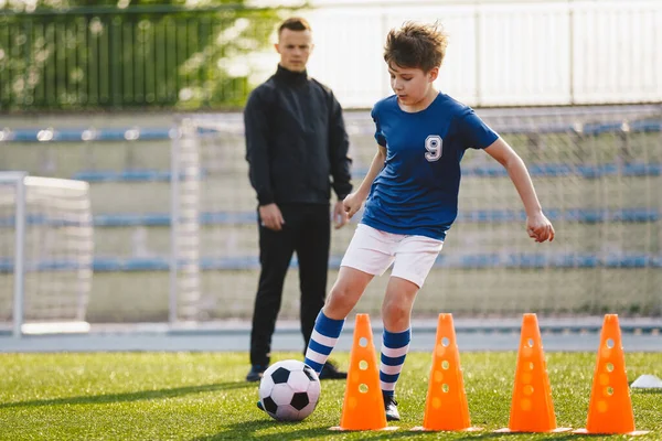 Jogador Futebol Infantil Driblar Cones Rapaz Uniforme Futebol Treinar Com — Fotografia de Stock