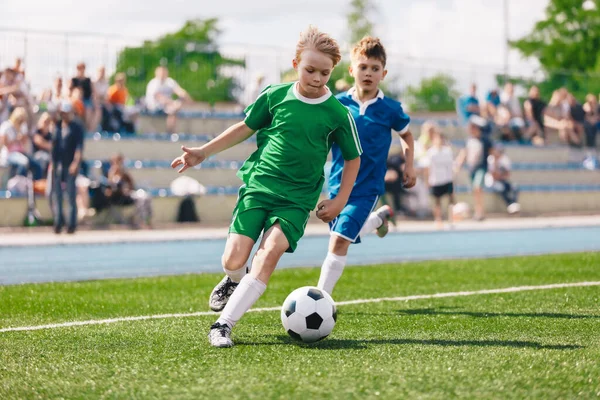 Молоді Хлопці Грають Футбол Діти Розважаються Спорті Щасливі Діти Змагаються — стокове фото